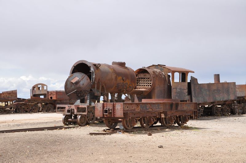 ボリビア・ウユニ塩湖近くの列車の墓場