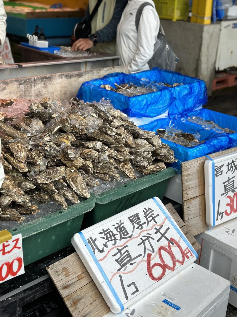 那珂湊おさかな市場に積まれた牡蠣
