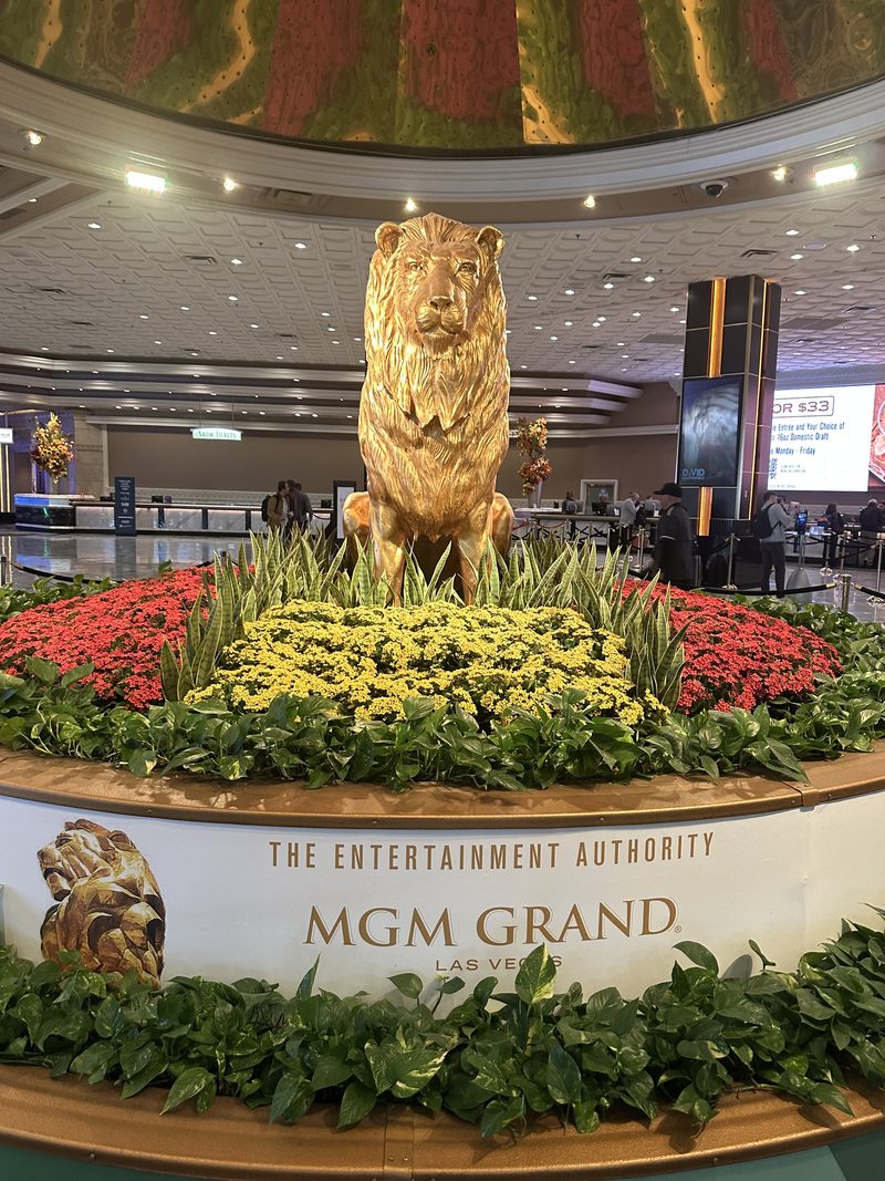 アメリカ・ラスベガスMGMグランドの金のライオン像