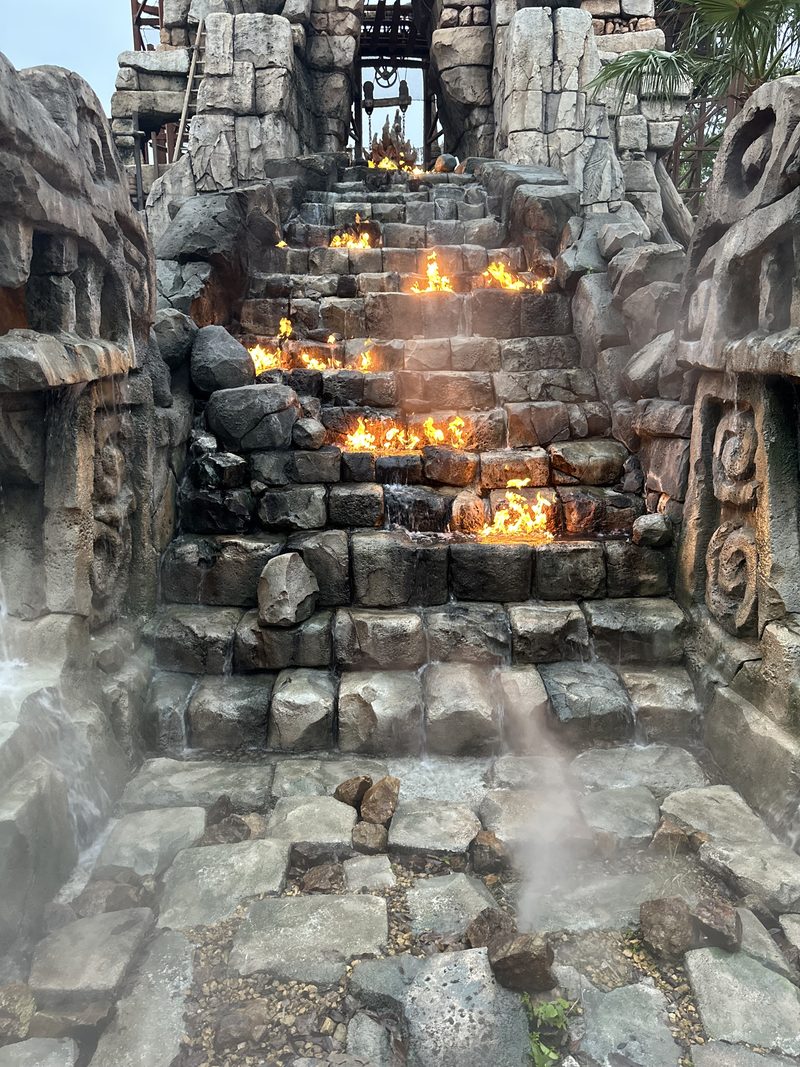 東京ディズニーシーのレイジングスピリッツの炎の遺跡
