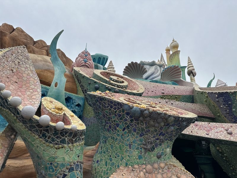東京ディズニーシーのマーメイドラグーンの貝殻の塔とモザイク