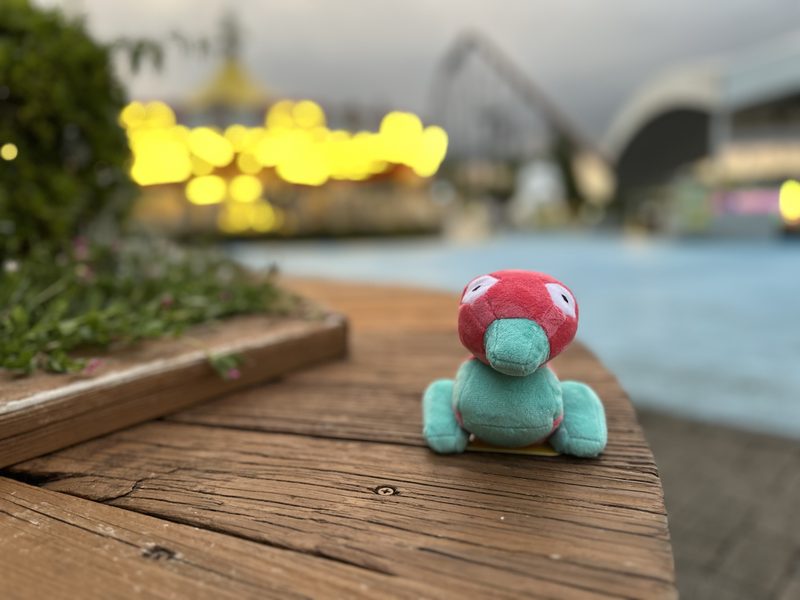 よみうりランドのプールを背にしたポリゴンのぬいぐるみ