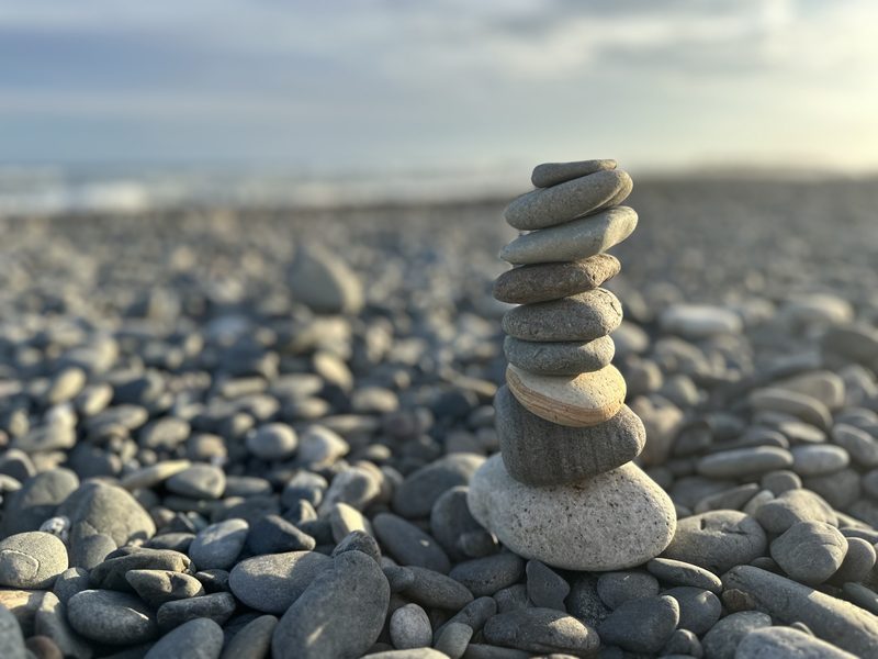 遠州灘の石浜に積まれた石