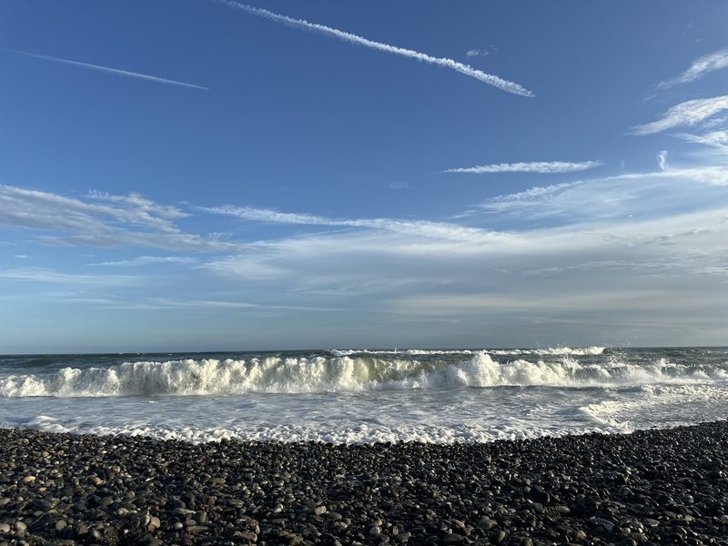 遠州灘の白波と石浜